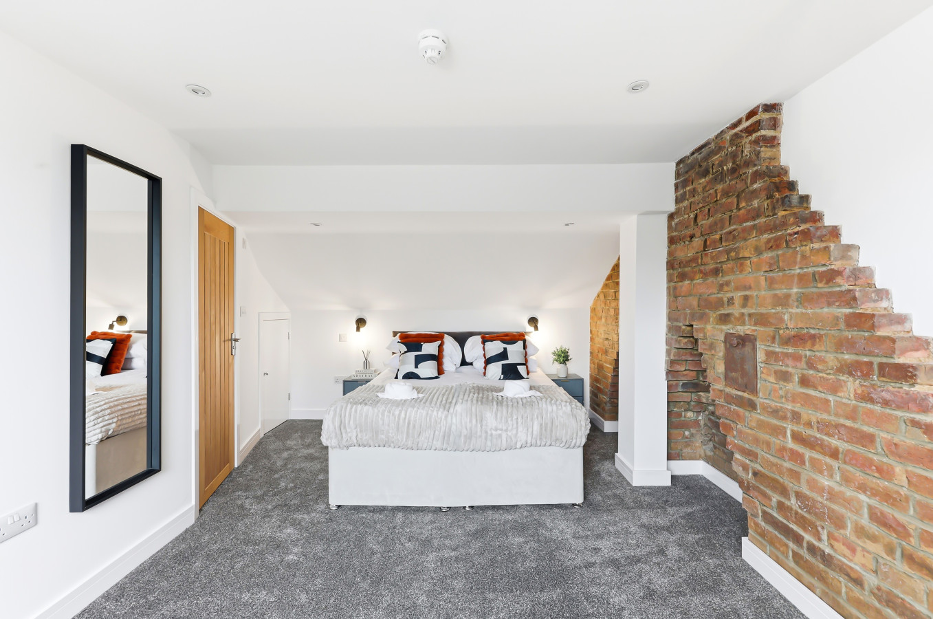 Stylish Duplex Apartment • Free Parking • VirginTV • Fast WiFi • Self-Check-In in 26 Freehold Street Flat 2 - Property image 10 - VivreStays