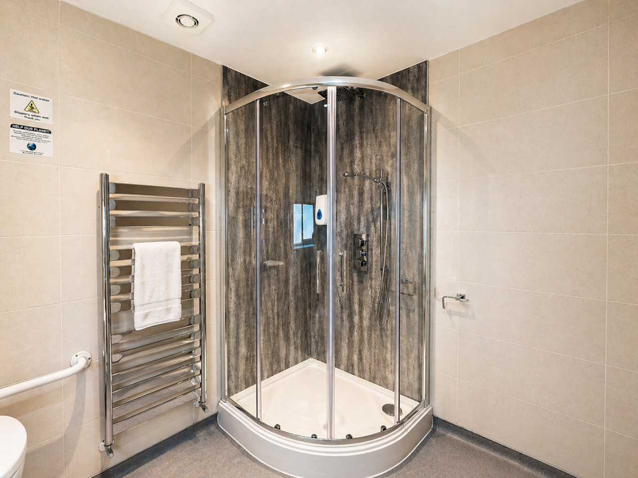 The Gables Aparthotel • Accessible Room with Private Bathroom in 368 London Rd, Leicester LE2 2PN, UK - Property image 4 - VivreStays