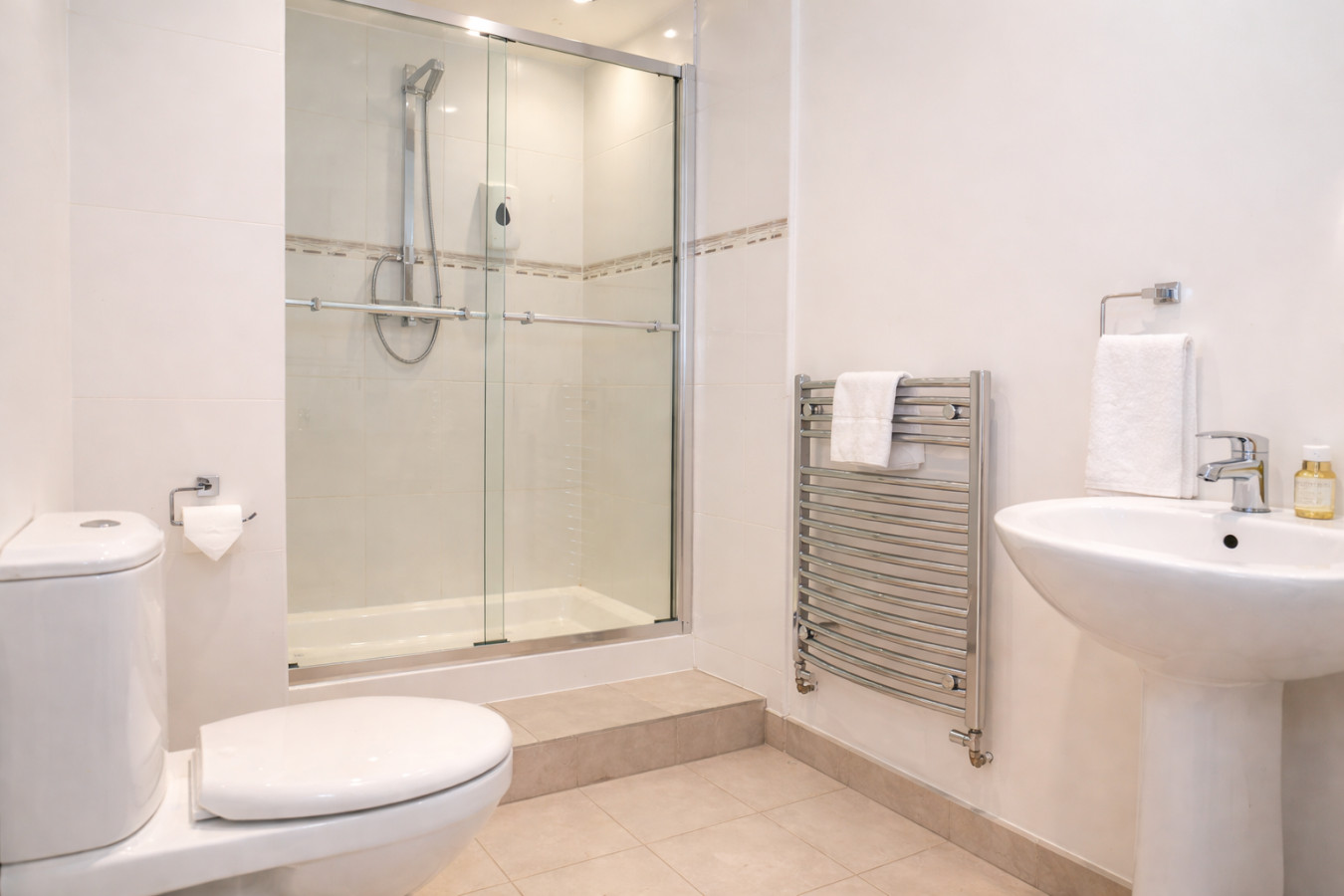 The Gables Aparthotel • Double Room with Private Bathroom in 368 London Rd, Leicester LE2 2PN, UK - Property image 5 - VivreStays