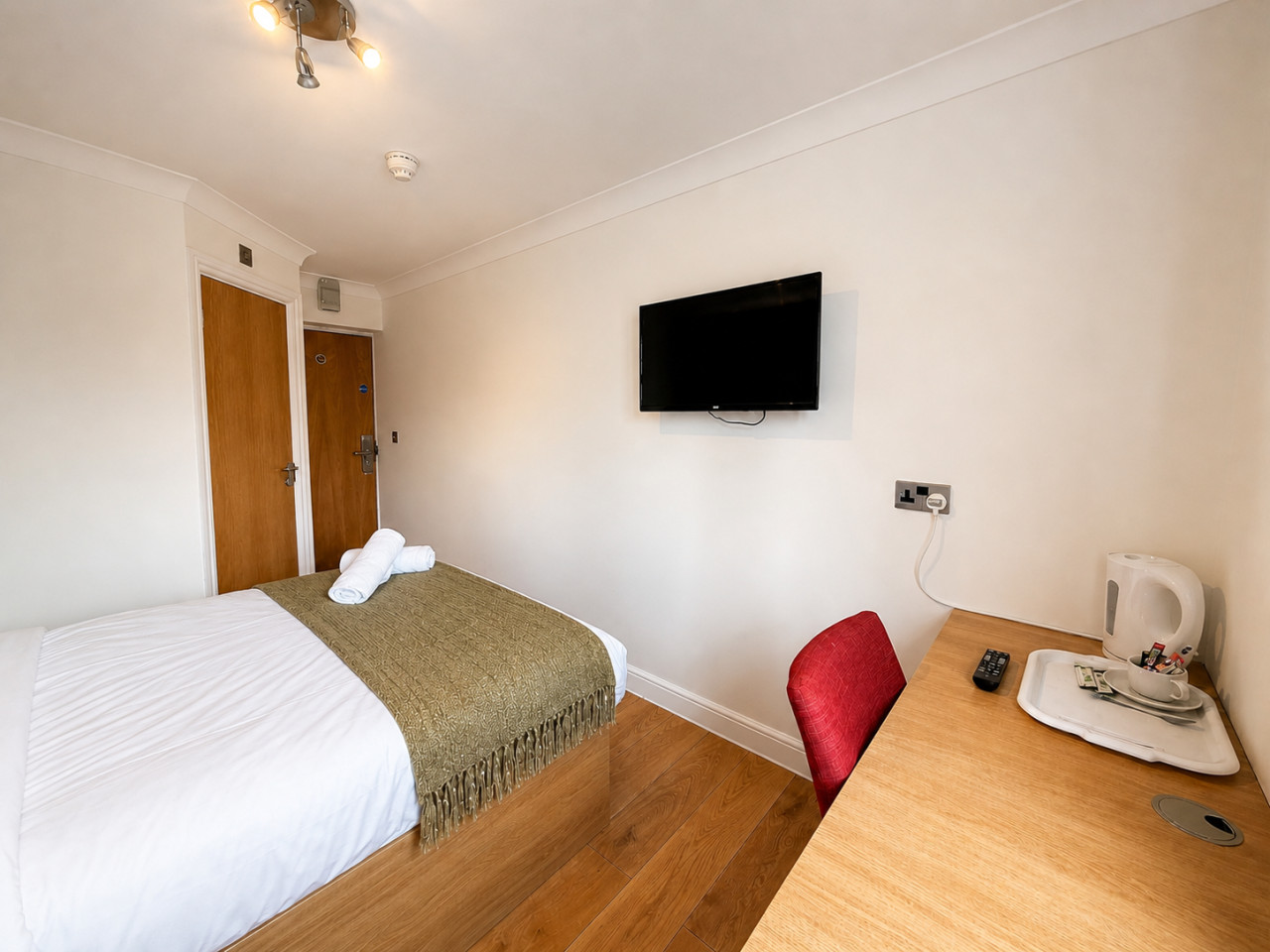 The Gables Aparthotel • Double Room with Private Bathroom in 368 London Rd, Leicester LE2 2PN, UK - Property image 2 - VivreStays