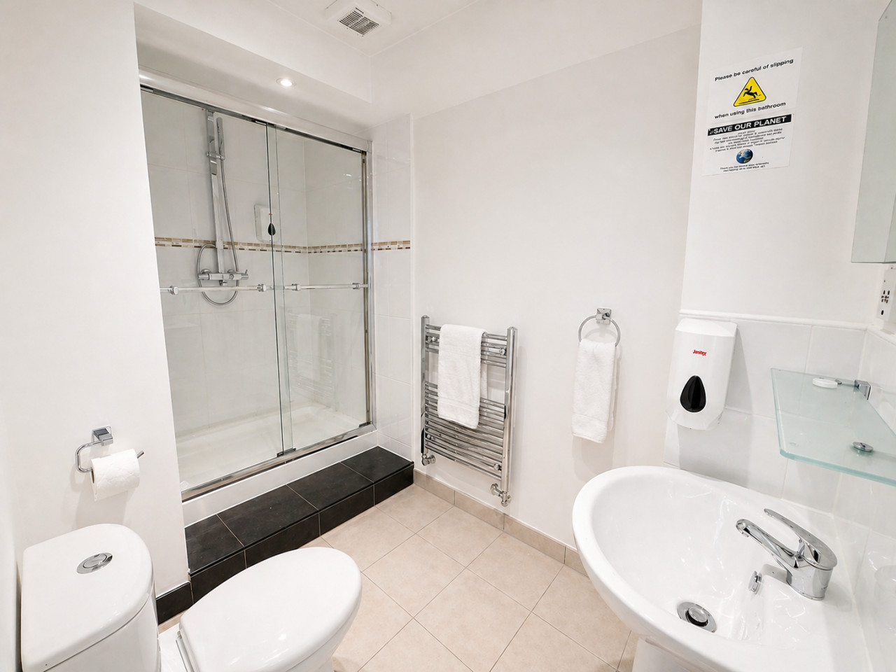 The Gables Aparthotel • Triple Room with Private Bathroom in 368 London Rd, Leicester LE2 2PN, UK - Property image 7 - VivreStays