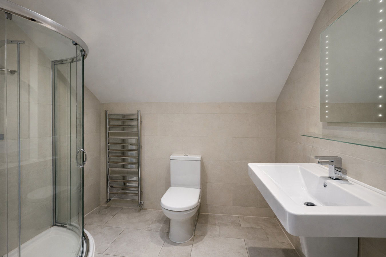 The Gables Aparthotel • Family Room with Private Bathroom in 368 London Rd, Leicester LE2 2PN, UK - Property image 3 - VivreStays