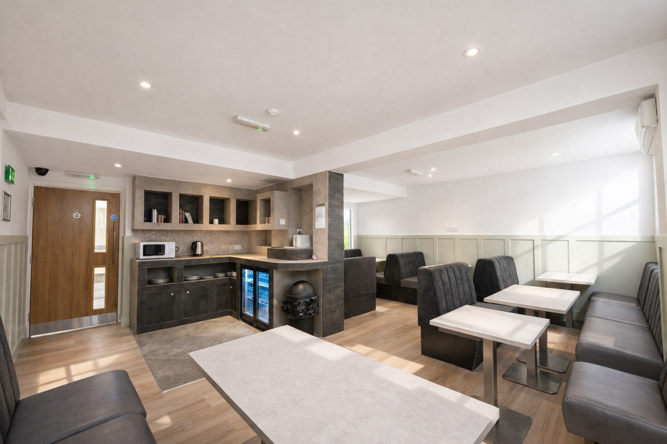 The Gables Aparthotel • Family Room with Private Bathroom in 368 London Rd, Leicester LE2 2PN, UK - Property image 8 - VivreStays