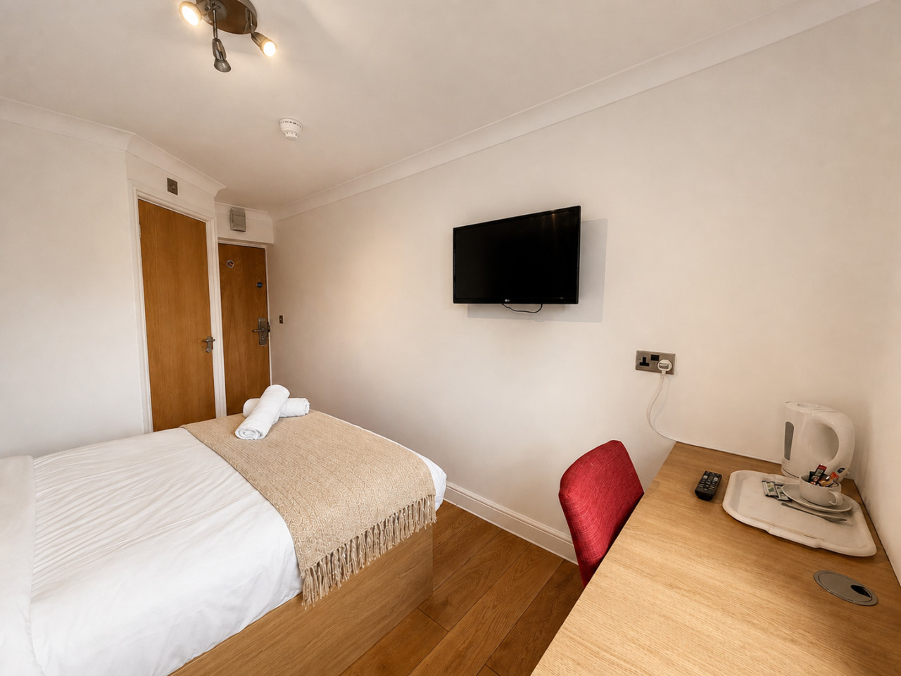 The Gables Aparthotel • Single Room with Private Bathroom in 368 London Rd, Leicester LE2 2PN, UK - Property image 2 - VivreStays