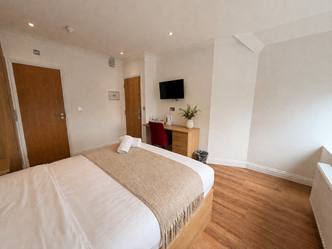 The Gables Aparthotel • Large Double Room with Private Bathroom in 368 London Rd, Leicester LE2 2PN, UK - Property image 3 - VivreStays