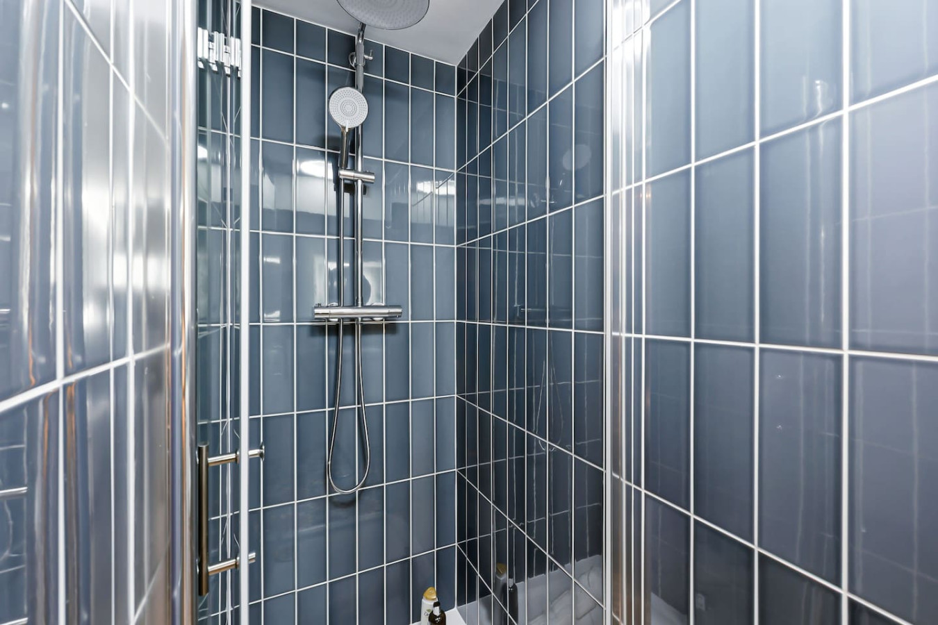 5 Bedroom • 4 Bathroom • Annex • x2 Living Rooms • x2 Kitchens • Games Room • Free Parking • Self-Check-In in 26 Freehold Street - Property image 49 - VivreStays