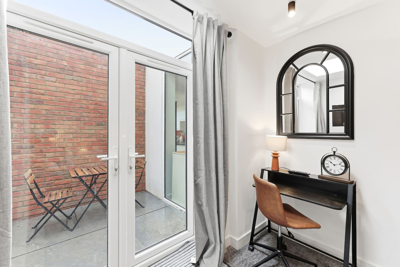 5 Bedroom • 4 Bathroom • Annex • x2 Living Rooms • x2 Kitchens • Games Room • Free Parking • Self-Check-In in 26 Freehold Street - Property image 5 - VivreStays