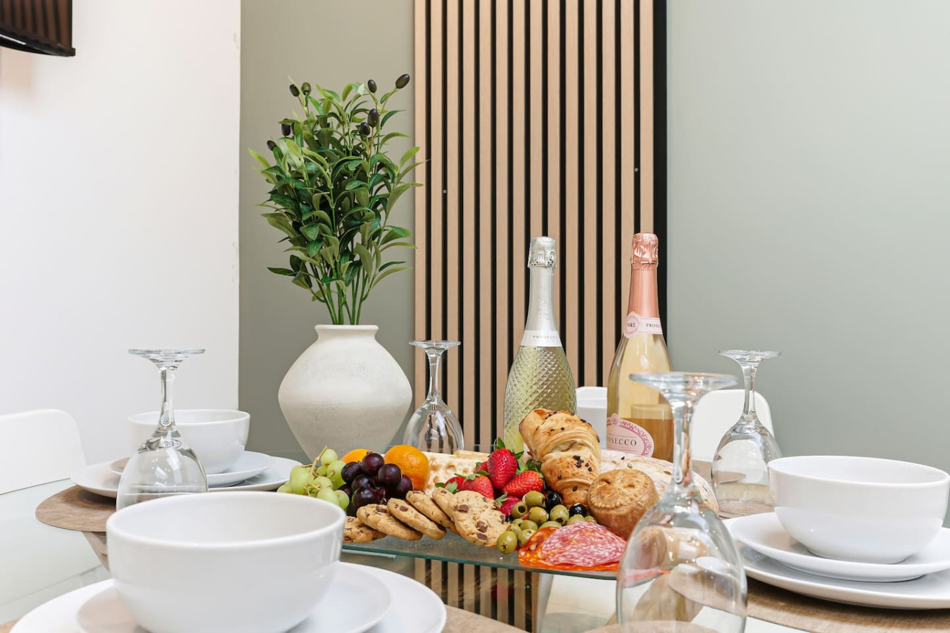 5 Bedroom • 4 Bathroom • Annex • x2 Living Rooms • x2 Kitchens • Games Room • Free Parking • Self-Check-In in 26 Freehold Street - Property image 18 - VivreStays