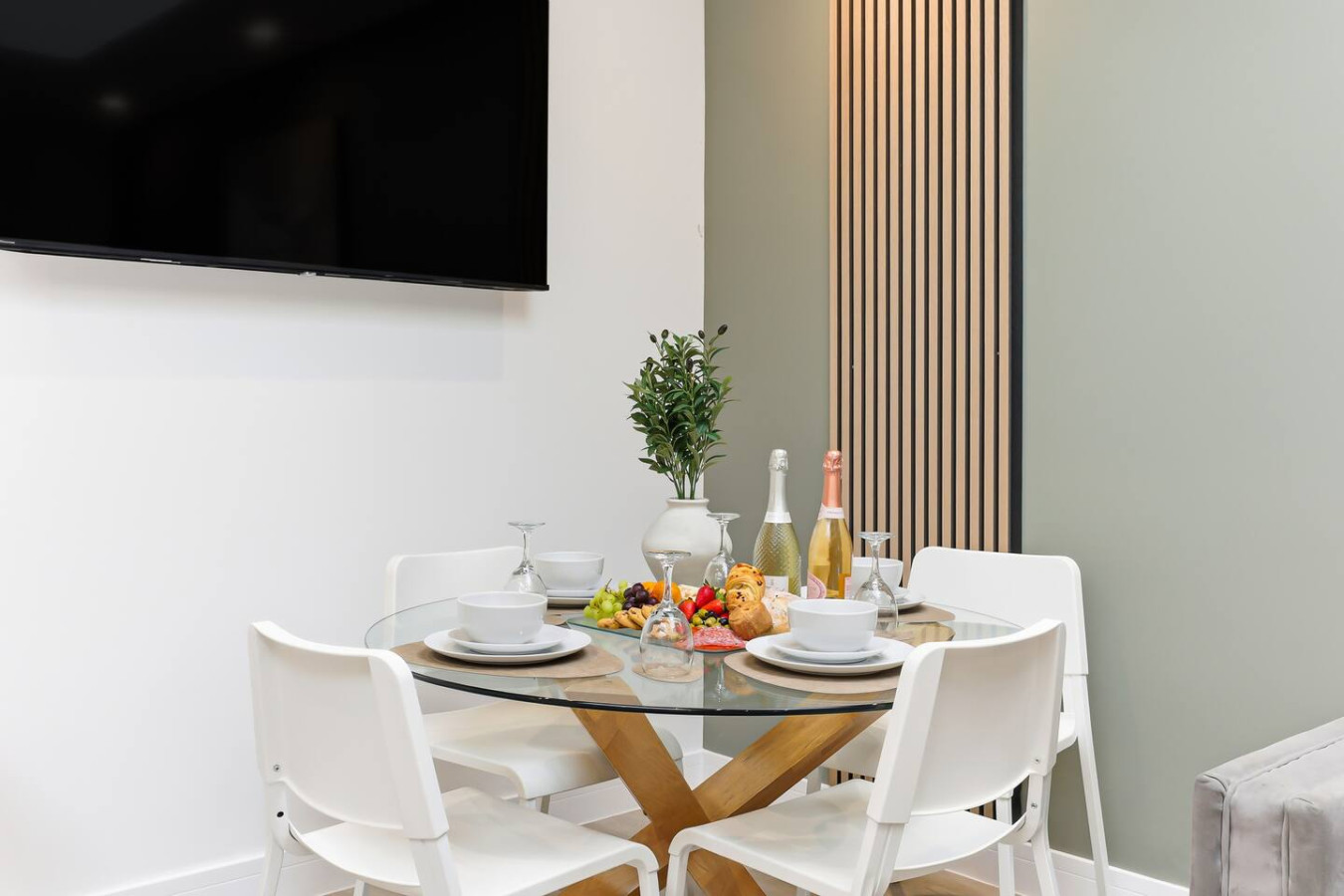 5 Bedroom • 4 Bathroom • Annex • x2 Living Rooms • x2 Kitchens • Games Room • Free Parking • Self-Check-In in 26 Freehold Street - Property image 17 - VivreStays