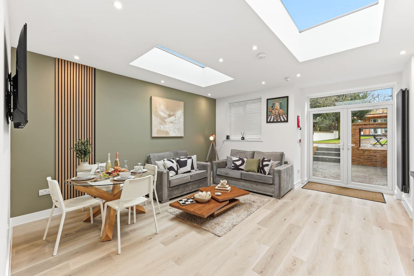 5 Bedroom • 4 Bathroom • Annex • x2 Living Rooms • x2 Kitchens • Games Room • Free Parking • Self-Check-In in 26 Freehold Street - Property image 14 - VivreStays