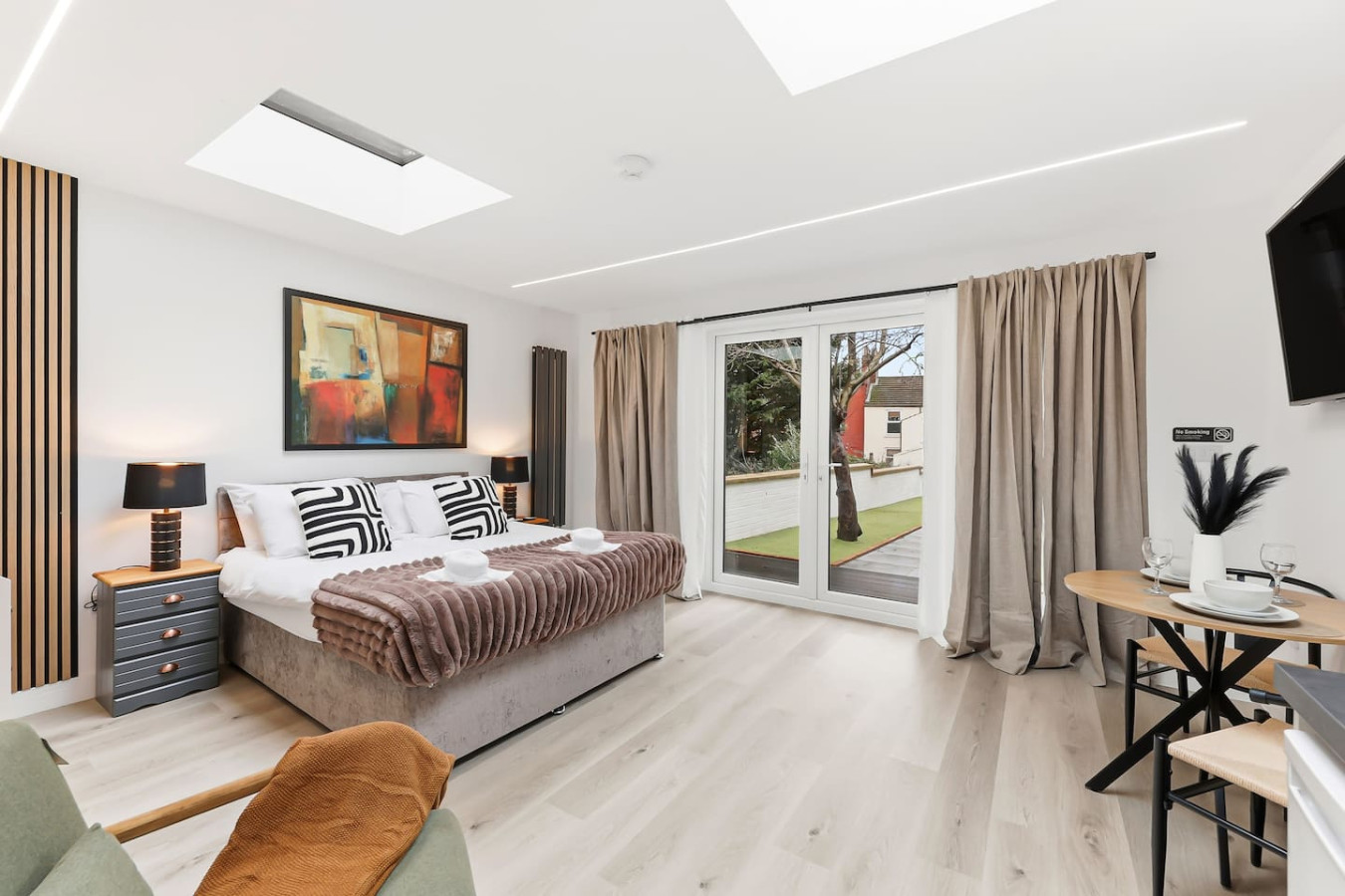 5 Bedroom • 4 Bathroom • Annex • x2 Living Rooms • x2 Kitchens • Games Room • Free Parking • Self-Check-In in 26 Freehold Street - Property image 30 - VivreStays
