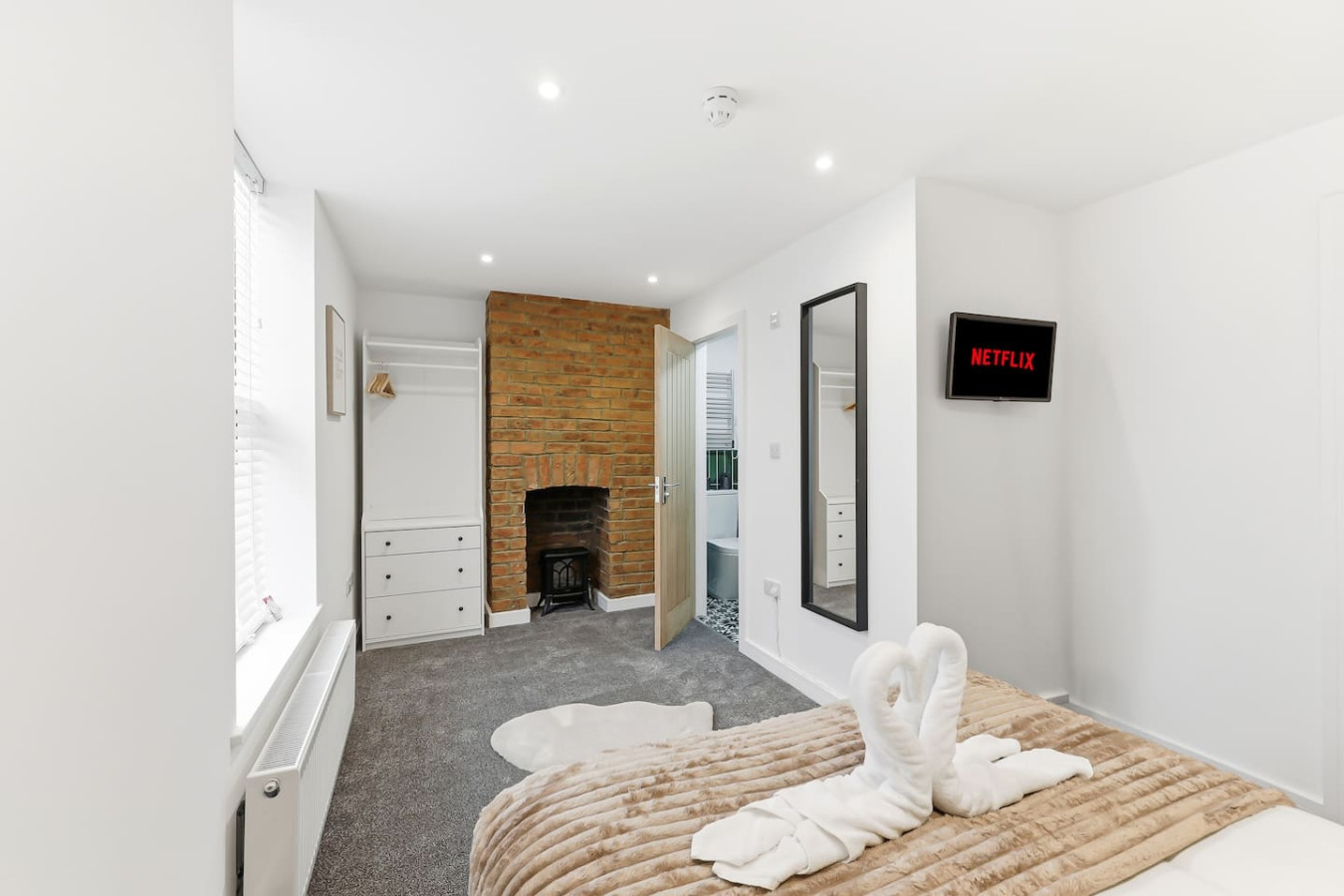 5 Bedroom • 4 Bathroom • Annex • x2 Living Rooms • x2 Kitchens • Games Room • Free Parking • Self-Check-In in 26 Freehold Street - Property image 42 - VivreStays