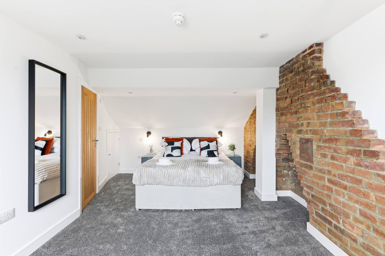 5 Bedroom • 4 Bathroom • Annex • x2 Living Rooms • x2 Kitchens • Games Room • Free Parking • Self-Check-In in 26 Freehold Street - Property image 47 - VivreStays
