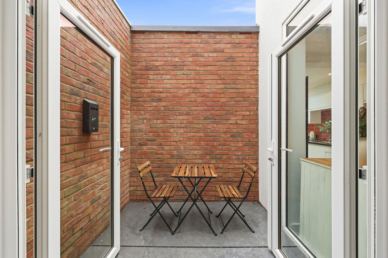 5 Bedroom • 4 Bathroom • Annex • x2 Living Rooms • x2 Kitchens • Games Room • Free Parking • Self-Check-In in 26 Freehold Street - Property image 6 - VivreStays