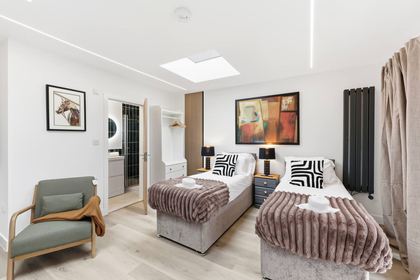 5 Bedroom • 4 Bathroom • Annex • x2 Living Rooms • x2 Kitchens • Games Room • Free Parking • Self-Check-In in 26 Freehold Street - Property image 25 - VivreStays