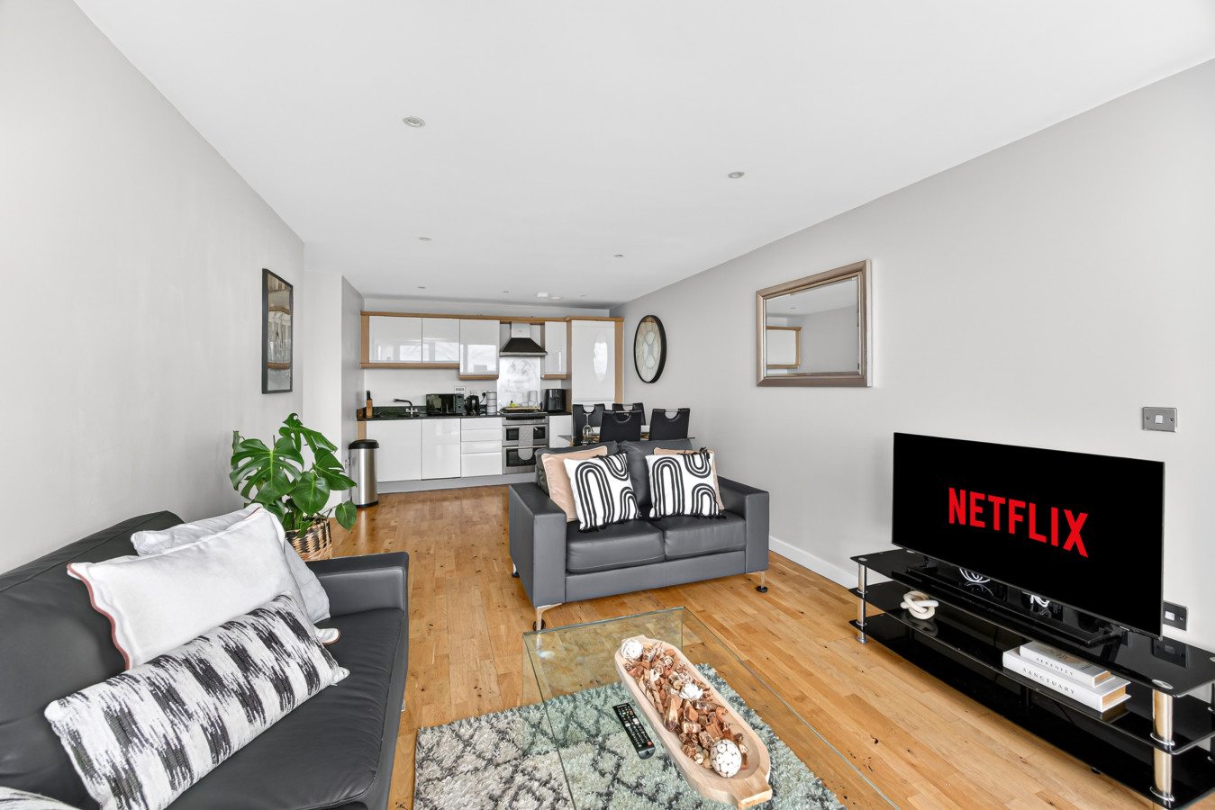 12th Street Apartment • City Centre • Balcony • Free Parking • Fast WiFi • Self-Check-In in 501, 475 Lower Twelfth Street - Property image 3 - VivreStays
