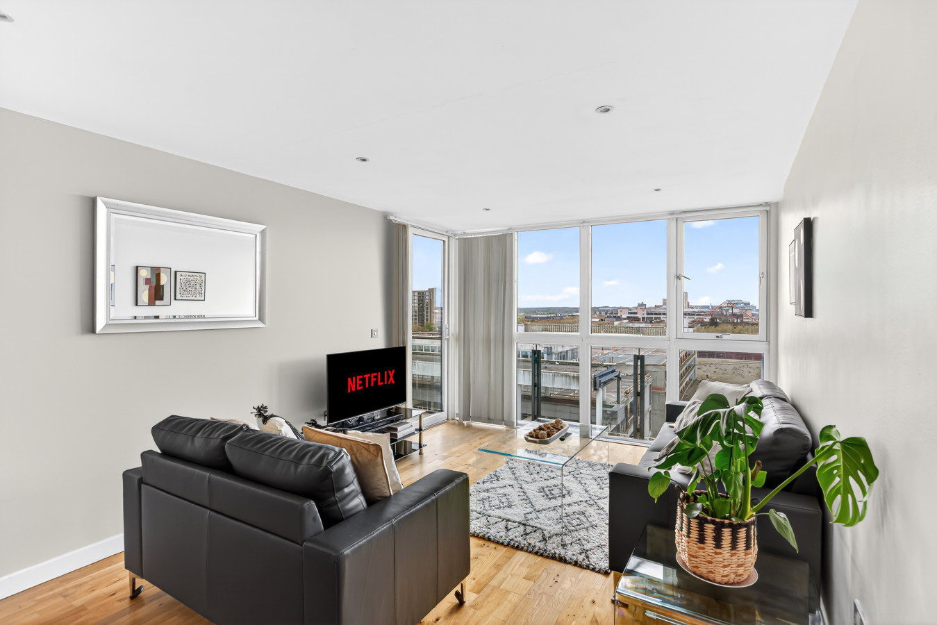 12th Street Apartment • City Centre • Balcony • Free Parking • Fast WiFi • Self-Check-In in 501, 475 Lower Twelfth Street - Property image 2 - VivreStays