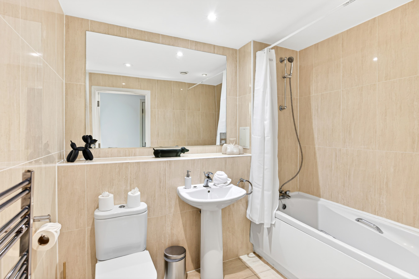 12th Street Apartment • City Centre • Balcony • Free Parking • Fast WiFi • Self-Check-In in 501, 475 Lower Twelfth Street - Property image 17 - VivreStays
