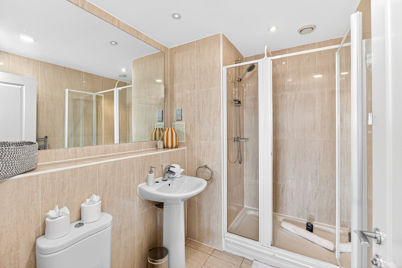12th Street Apartment • City Centre • Balcony • Free Parking • Fast WiFi • Self-Check-In in 501, 475 Lower Twelfth Street - Property image 13 - VivreStays