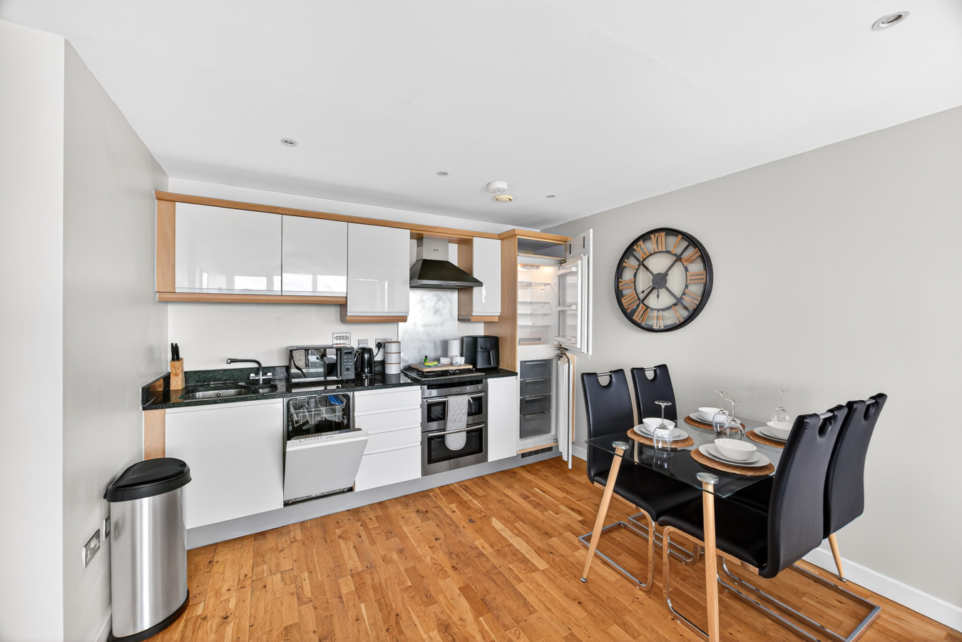 12th Street Apartment • City Centre • Balcony • Free Parking • Fast WiFi • Self-Check-In in 501, 475 Lower Twelfth Street - Property image 8 - VivreStays