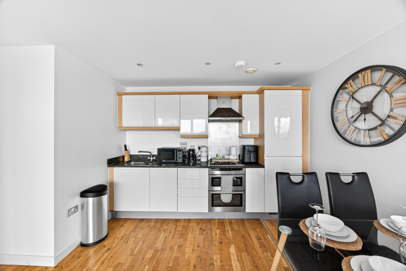 12th Street Apartment • City Centre • Balcony • Free Parking • Fast WiFi • Self-Check-In in 501, 475 Lower Twelfth Street - Property image 7 - VivreStays