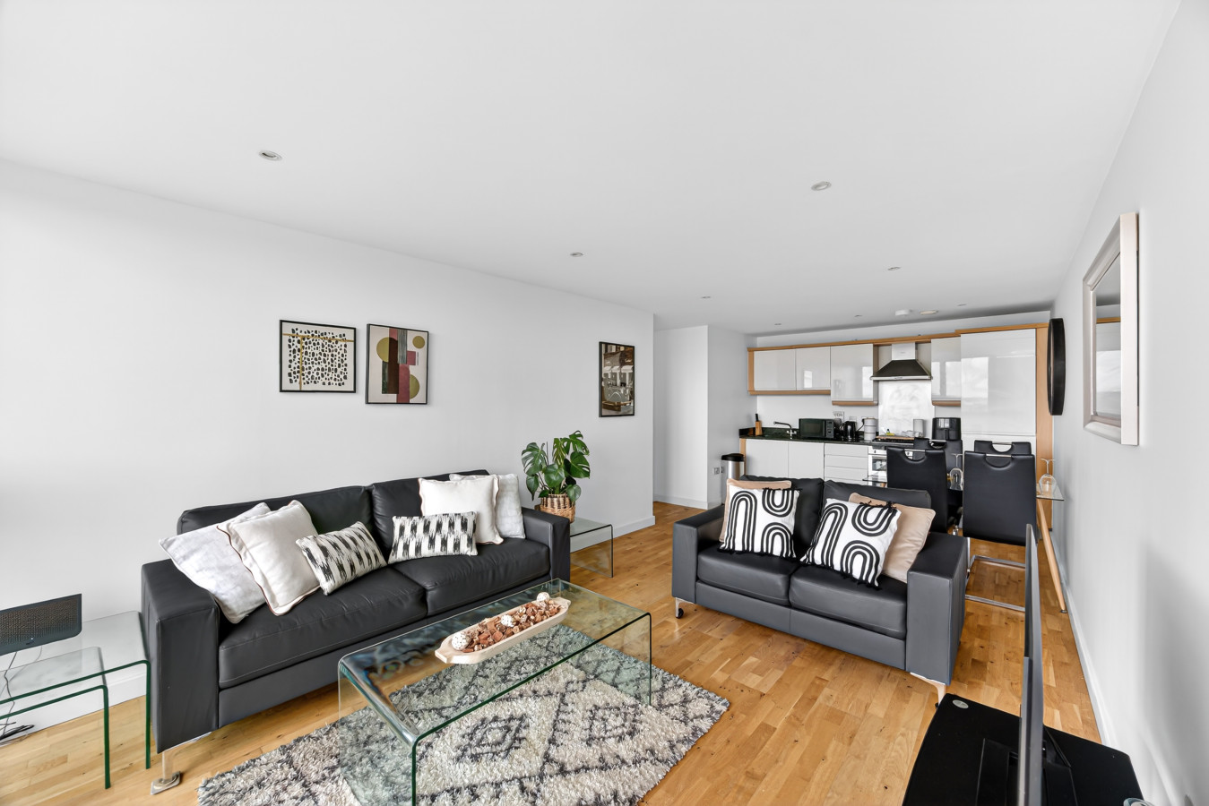 12th Street Apartment • City Centre • Balcony • Free Parking • Fast WiFi • Self-Check-In in 501, 475 Lower Twelfth Street - Property image 6 - VivreStays