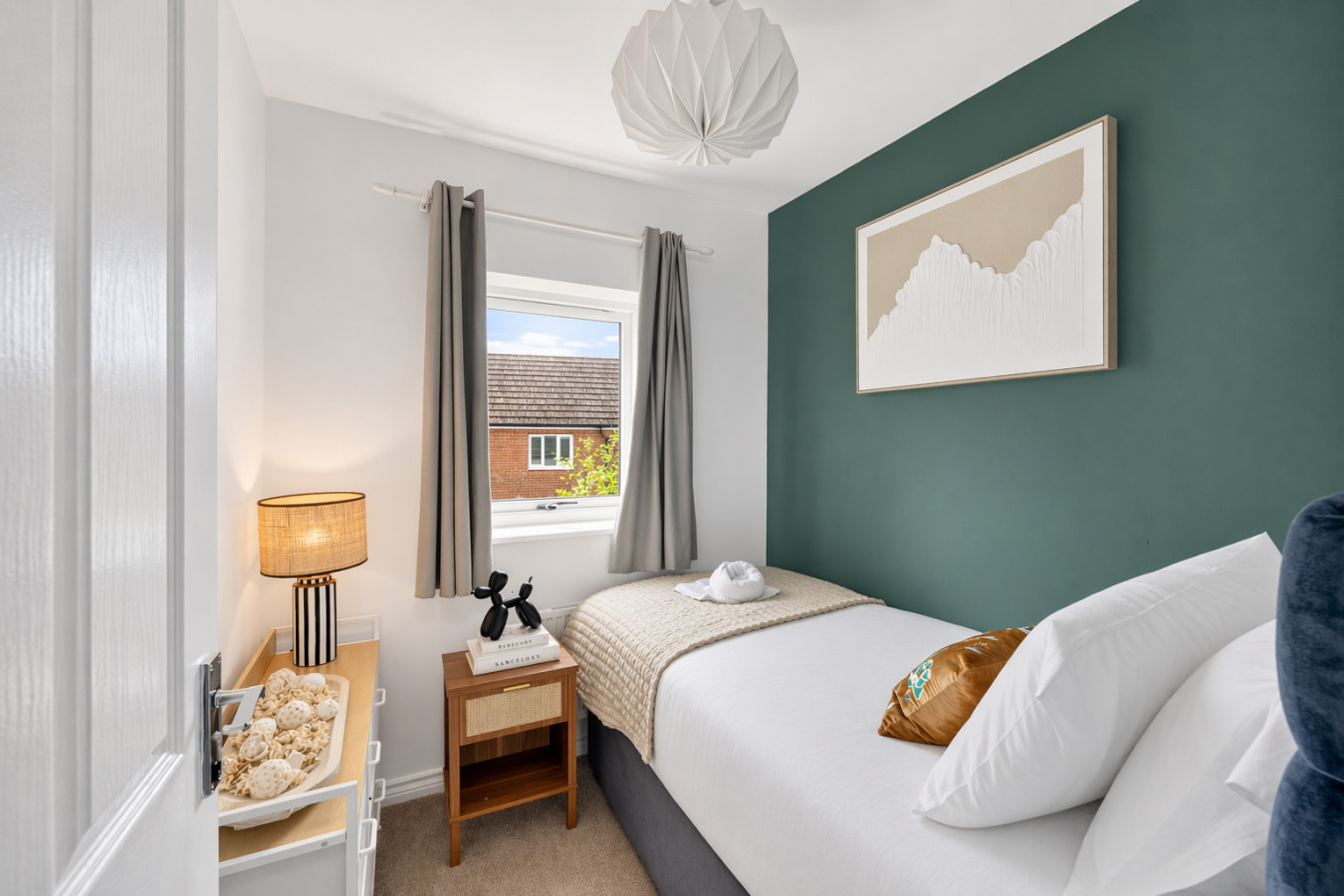 Stylish House • Excellent Location • Free Parking • Super-Fast WiFi • Smart TVs • Garden • Self-Check-In in 131 Warwick Avenue - Property image 12 - VivreStays