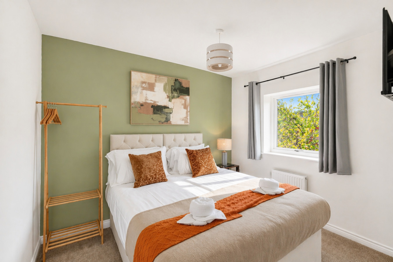 Stylish House • Excellent Location • Free Parking • Super-Fast WiFi • Smart TVs • Garden • Self-Check-In in 131 Warwick Avenue - Property image 10 - VivreStays