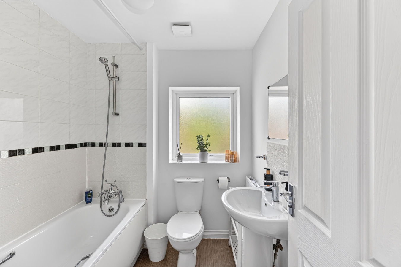 Stylish House • Excellent Location • Free Parking • Super-Fast WiFi • Smart TVs • Garden • Self-Check-In in 131 Warwick Avenue - Property image 11 - VivreStays