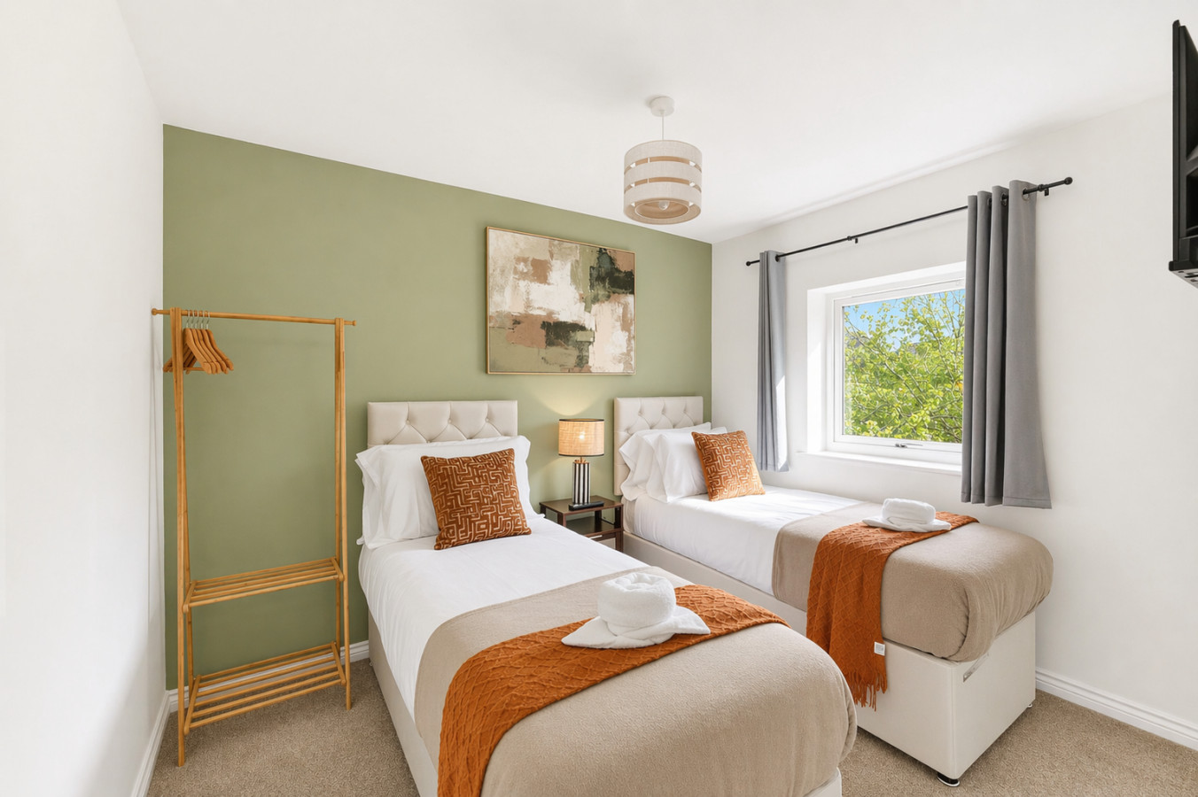 Stylish House • Excellent Location • Free Parking • Super-Fast WiFi • Smart TVs • Garden • Self-Check-In in 131 Warwick Avenue - Property image 8 - VivreStays