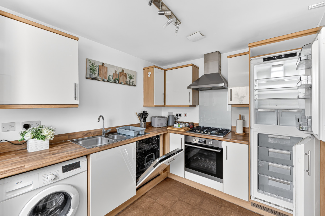Stylish House • Excellent Location • Free Parking • Super-Fast WiFi • Smart TVs • Garden • Self-Check-In in 131 Warwick Avenue - Property image 21 - VivreStays