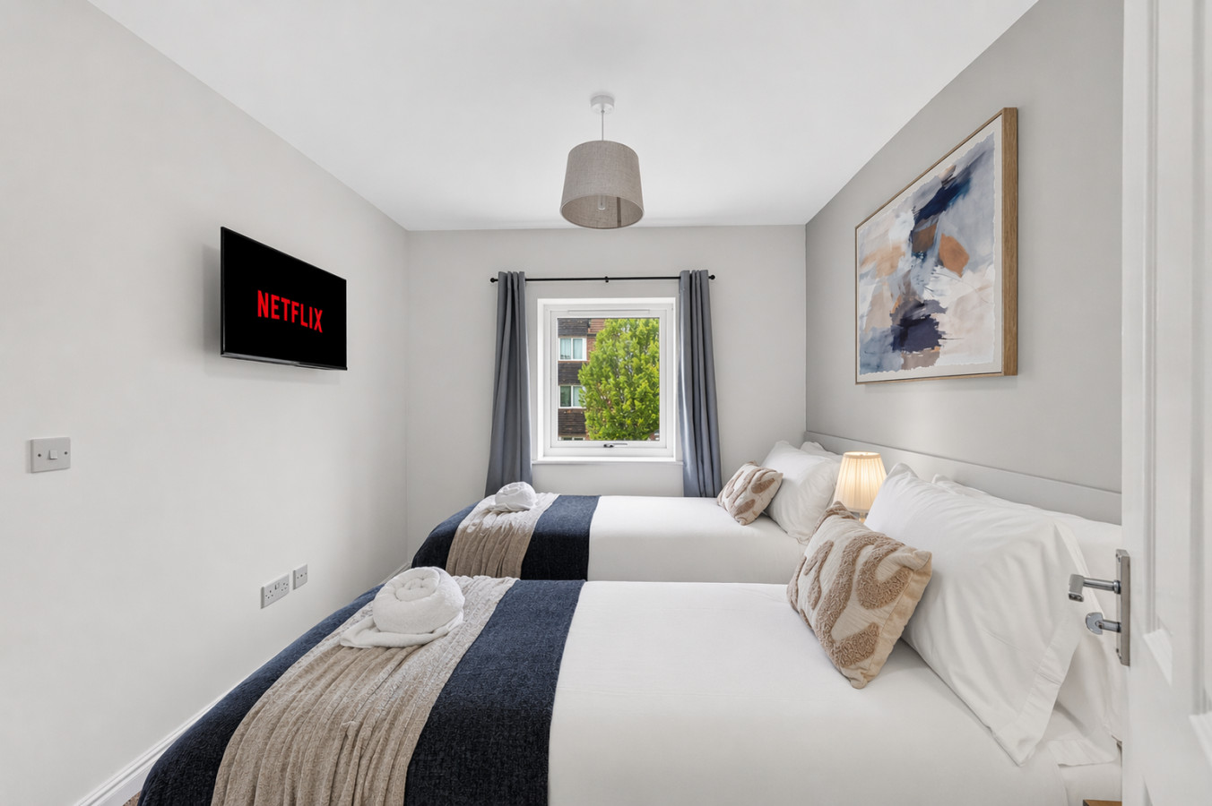 Stylish House • Excellent Location • Free Parking • Super-Fast WiFi • Smart TVs • Garden • Self-Check-In in 131 Warwick Avenue - Property image 3 - VivreStays