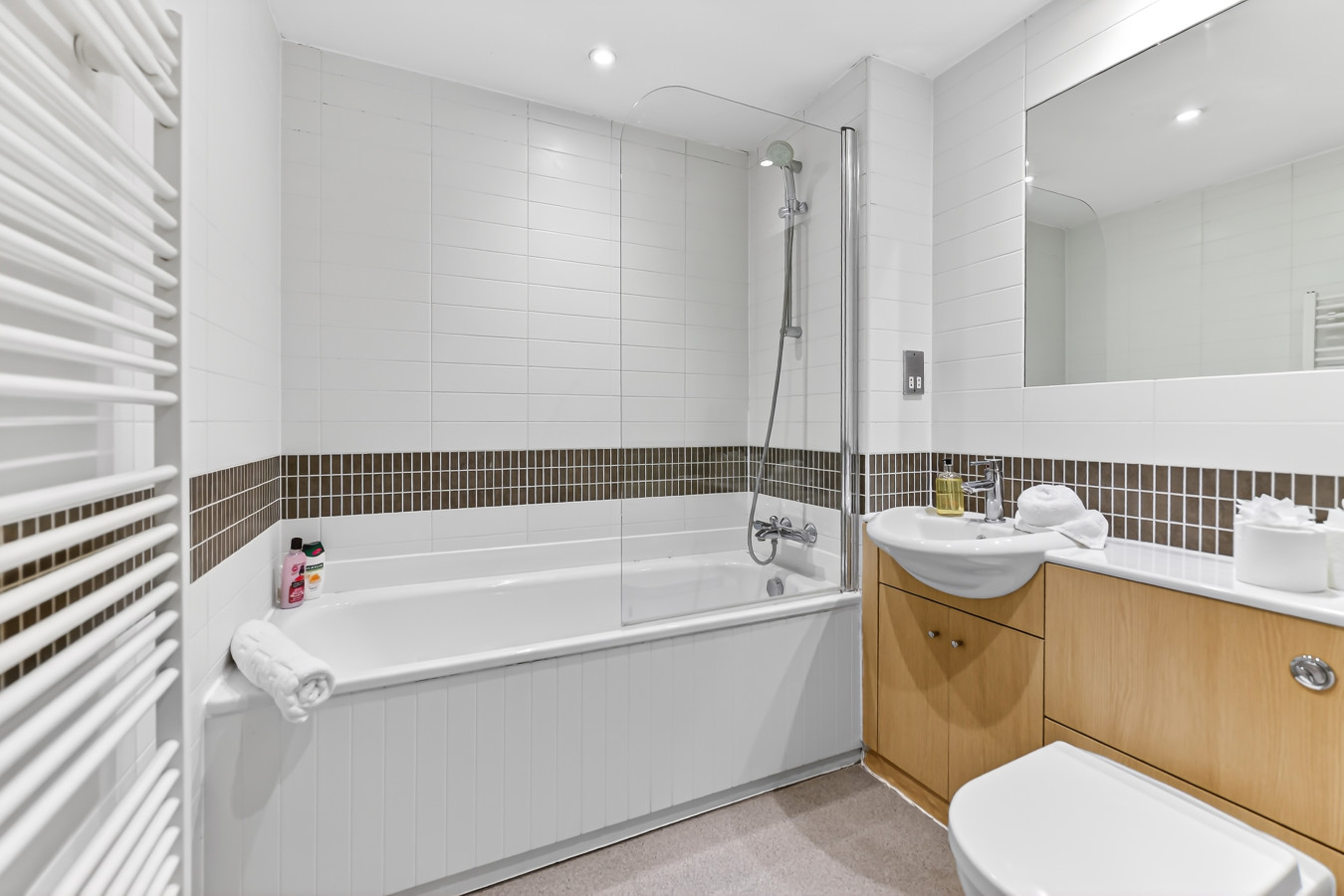 3-Bedroom Apartment @ The Vizion • Beautiful Views • Communal Garden • Free Parking in Garnet House, 11 Merrivale Mews 66 - Property image 9 - VivreStays