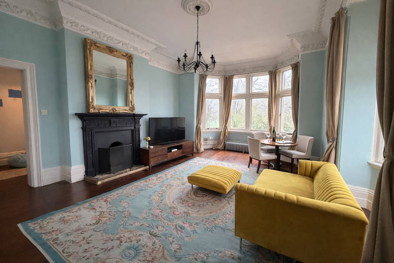 Elegant Period Flat • Racecourse Views • Free Parking • Self-Check-In in 3, 58 East Park Parade - Property image 2 - VivreStays