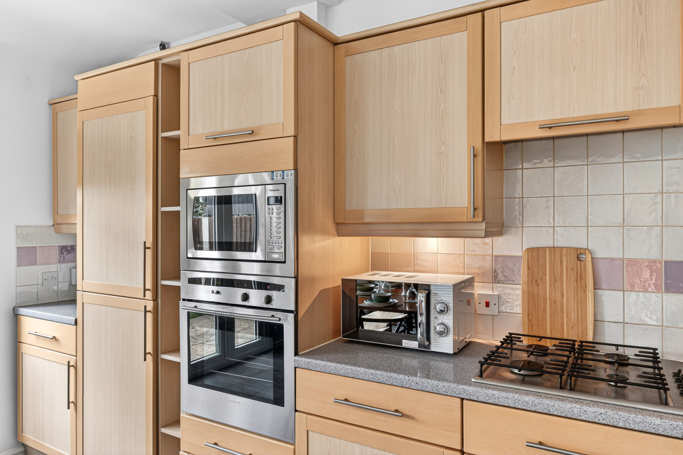 Stylish House • Pool Table • Driveway Parking • Work Desk • Smart TVs • Fast Wifi in 20 Redwald Close - Property image 32 - VivreStays