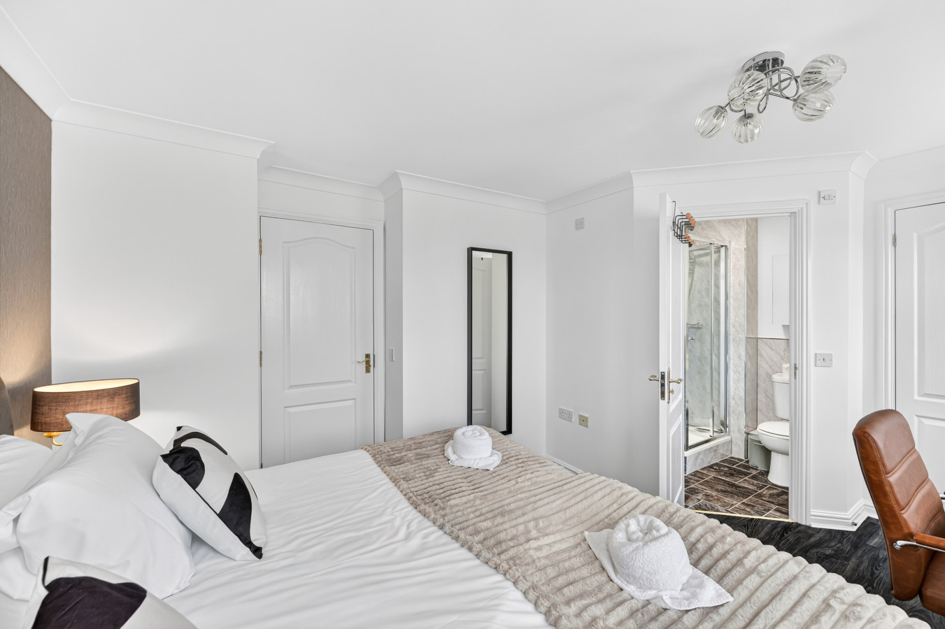 Stylish House • Pool Table • Driveway Parking • Work Desk • Smart TVs • Fast Wifi in 20 Redwald Close - Property image 6 - VivreStays