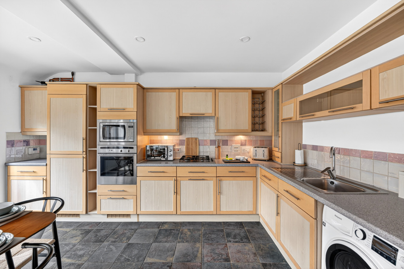 Stylish House • Pool Table • Driveway Parking • Work Desk • Smart TVs • Fast Wifi in 20 Redwald Close - Property image 30 - VivreStays