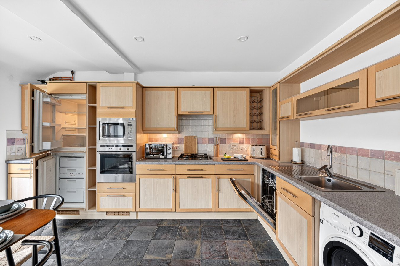 Stylish House • Pool Table • Driveway Parking • Work Desk • Smart TVs • Fast Wifi in 20 Redwald Close - Property image 31 - VivreStays