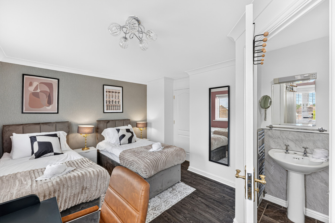 Stylish House • Pool Table • Driveway Parking • Work Desk • Smart TVs • Fast Wifi in 20 Redwald Close - Property image 4 - VivreStays