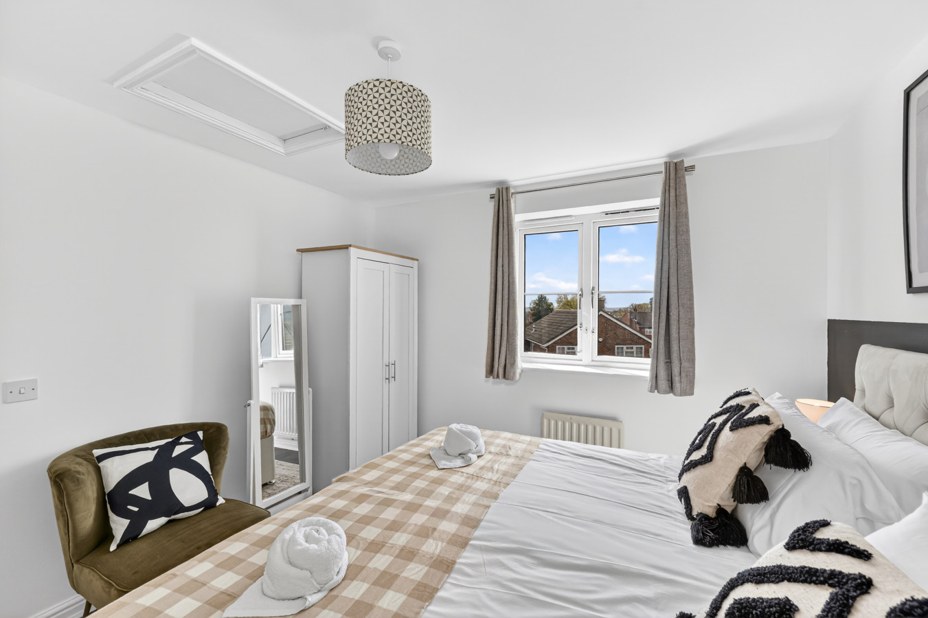 Stylish House • Pool Table • Driveway Parking • Work Desk • Smart TVs • Fast Wifi in 20 Redwald Close - Property image 10 - VivreStays