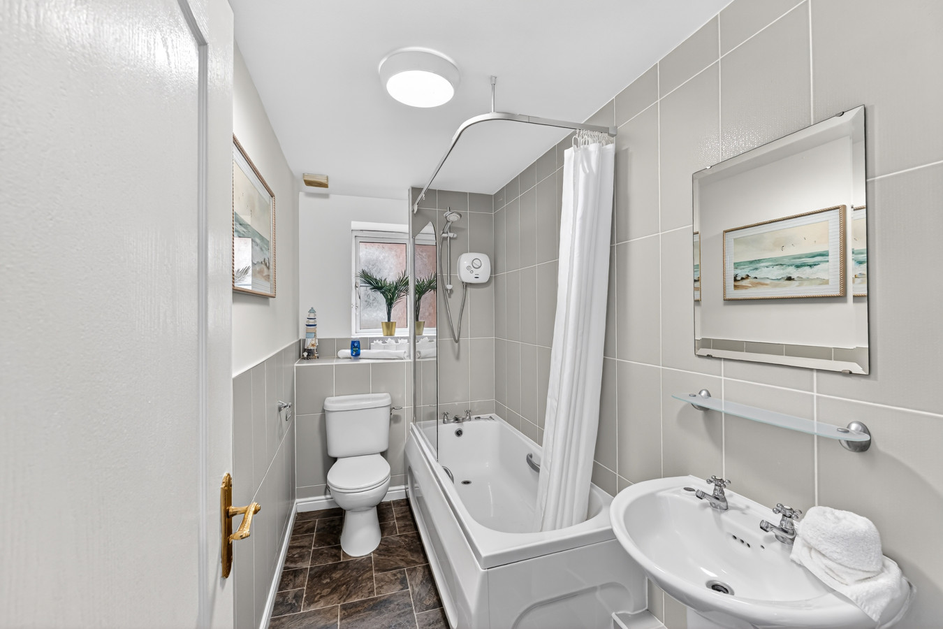 Stylish House • Pool Table • Driveway Parking • Work Desk • Smart TVs • Fast Wifi in 20 Redwald Close - Property image 11 - VivreStays