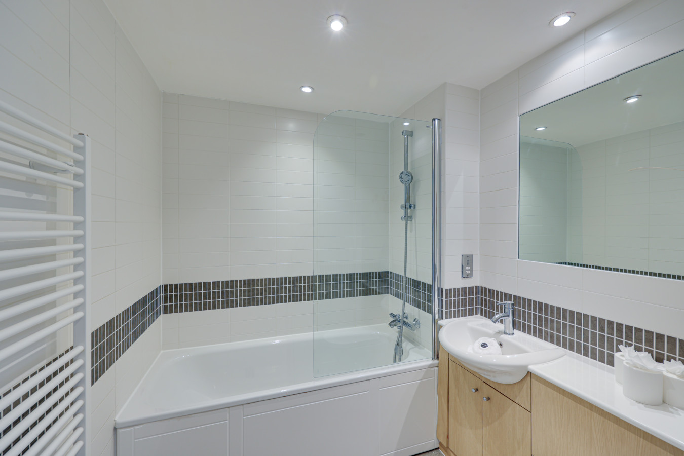 Elegant Apartment @ The Vizion • City Centre • Balcony • Parking • Super-Fast WiFi in South Row Flat 74 - Property image 6 - VivreStays