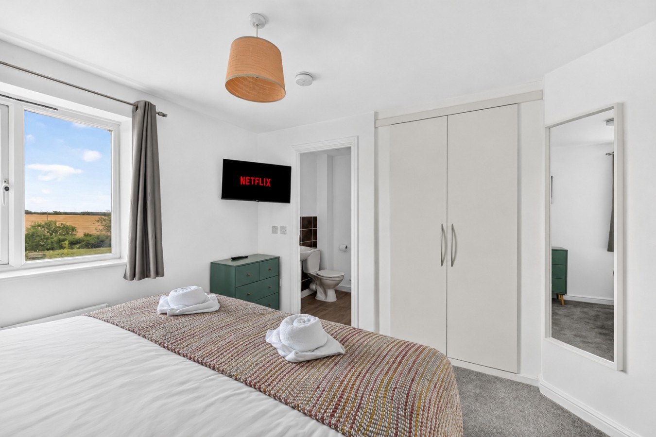 Robinson House • Sleeps 6 • Driveway Parking • Work Desk • Fast WiFi • Self-Check-In in 37 Robinson Way - Property image 5 - VivreStays