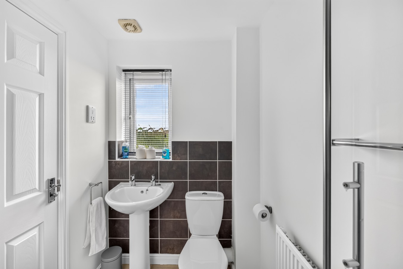 Robinson House • Sleeps 6 • Driveway Parking • Work Desk • Fast WiFi • Self-Check-In in 37 Robinson Way - Property image 6 - VivreStays