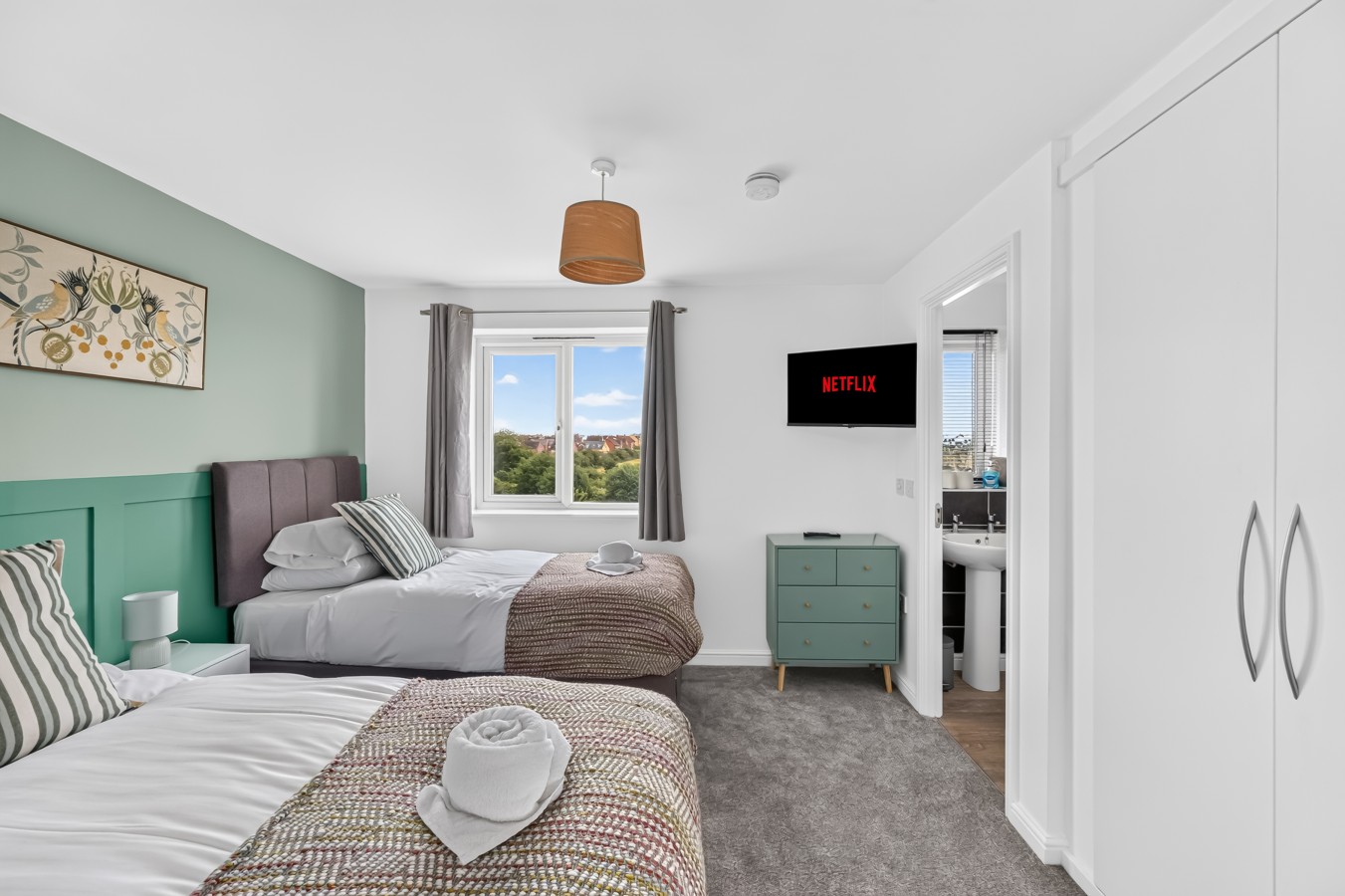 Robinson House • Sleeps 6 • Driveway Parking • Work Desk • Fast WiFi • Self-Check-In in 37 Robinson Way - Property image 2 - VivreStays