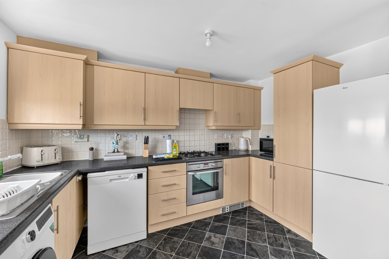 Robinson House • Sleeps 6 • Driveway Parking • Work Desk • Fast WiFi • Self-Check-In in 37 Robinson Way - Property image 21 - VivreStays