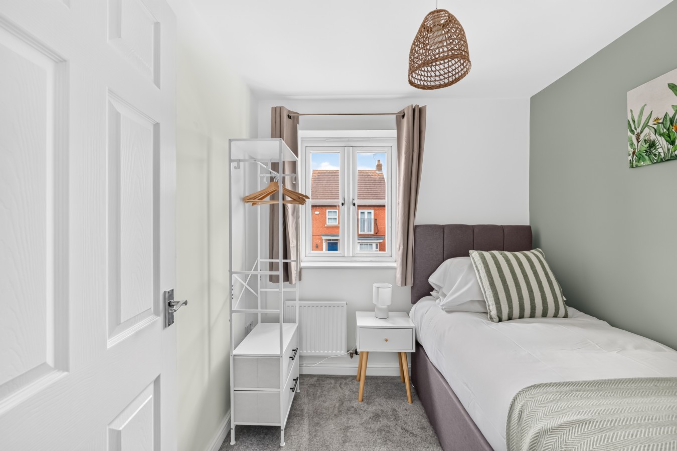 Robinson House • Sleeps 6 • Driveway Parking • Work Desk • Fast WiFi • Self-Check-In in 37 Robinson Way - Property image 12 - VivreStays