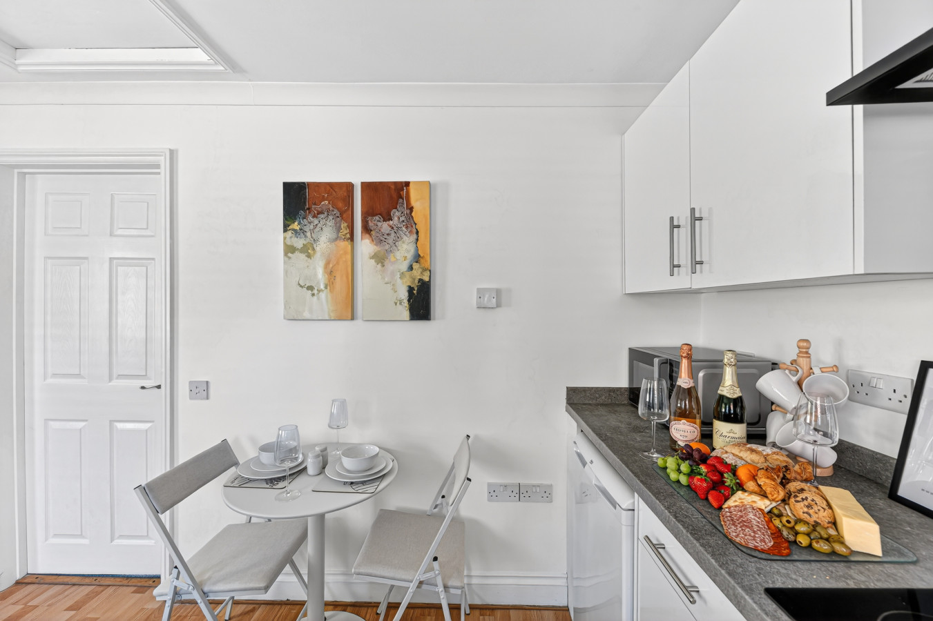 Boutique Bungalow • Close to City Centre • Driveway Parking • Garden • Fast Wifi • Smart TVs in 11A Fury Court - Property image 12 - VivreStays