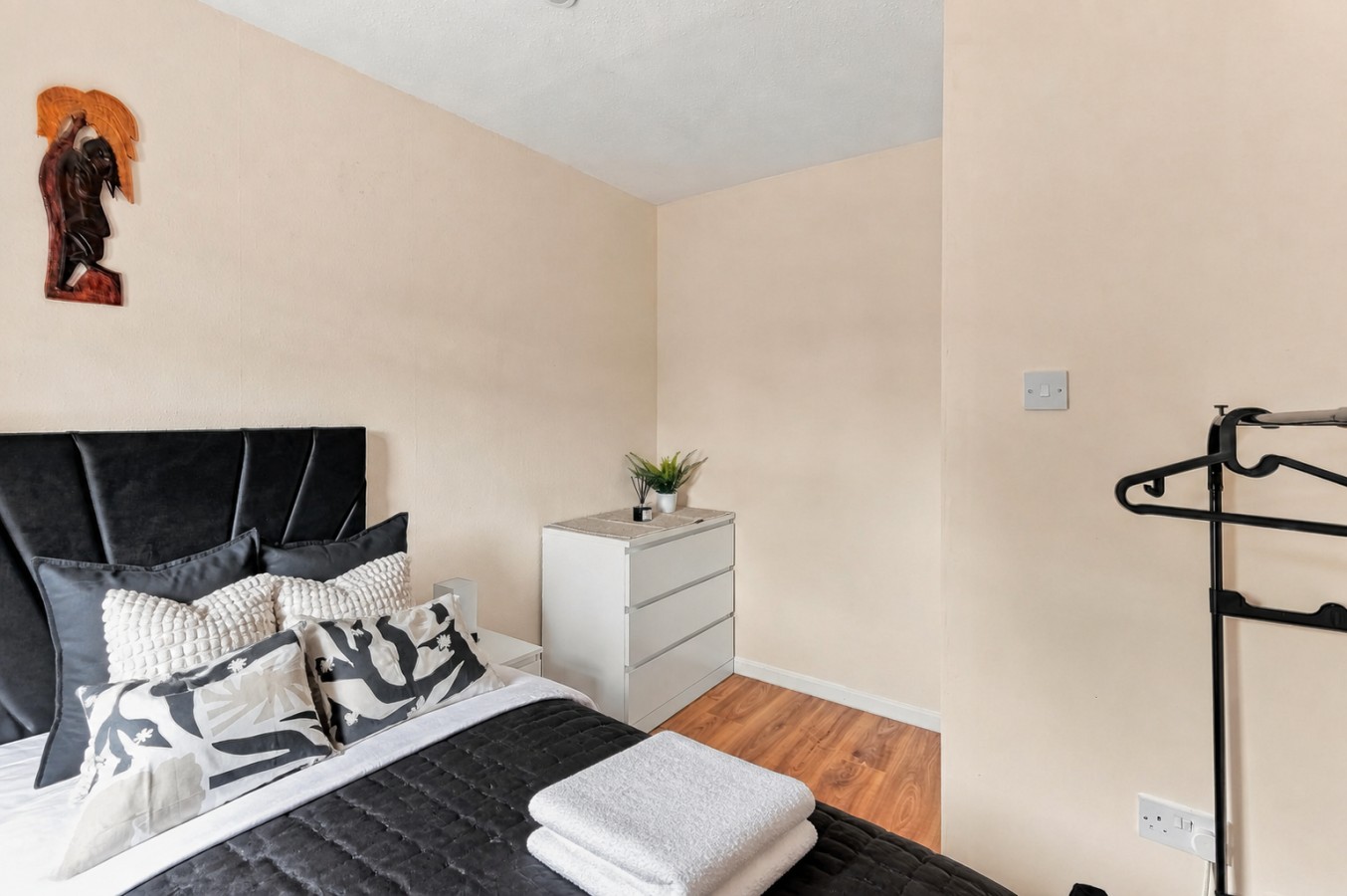 Stylish House • Sleeps 5 • Free Parking • Fast Wifi • Self-Check-In in 1 Arbour View Court - Property image 13 - VivreStays
