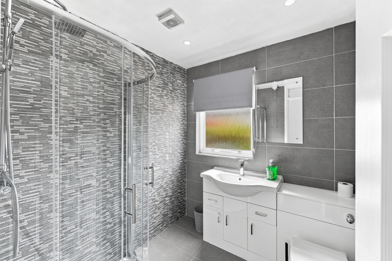 Stylish House • Sleeps 5 • Free Parking • Fast Wifi • Self-Check-In in 1 Arbour View Court - Property image 6 - VivreStays